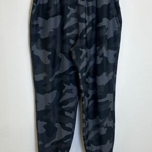 Old Navy Women's Black and Gray Camouflage Joggers